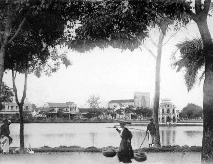 Photo of Hoan Kiem Lake, Hanoi, early 20th century. (aka-images)