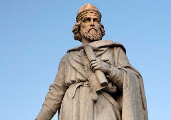 Alfred the  Great’s statue in Wantage, by Count Gleichen, 1877.