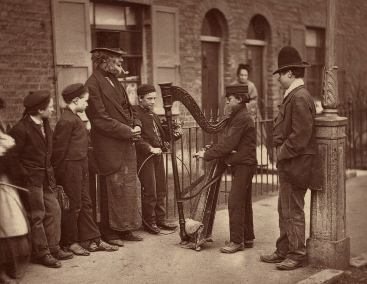 Italian street musicians in London, by John Thomson, 1877. J. Paul Getty Museum. Public Domain.