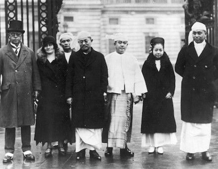 Members of the Burmese delegation in front of Buckingham Palace, after the audience with King George V, May Aung is second from the right, December 1930. Narodowe Archiwum Cyfrowe. Public Domain.