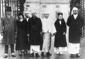 Members of the Burmese delegation in front of Buckingham Palace, after the audience with King George V, May Aung is second from the right, December 1930. Narodowe Archiwum Cyfrowe. Public Domain.