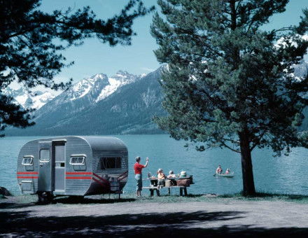 A family camping in Wyoming, 1950s. Alamy.
