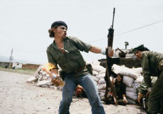 Sandinistas at the walls of the Estelí National Guard headquarters, Nicaragua, 1979.