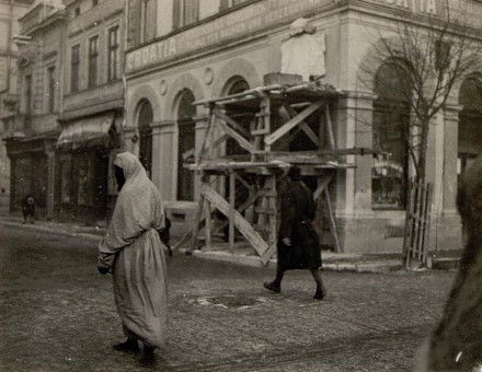 The site of Franz Ferdinand’s assassination in Sarajevo, 1916. Austrian National Library. Public Domain.