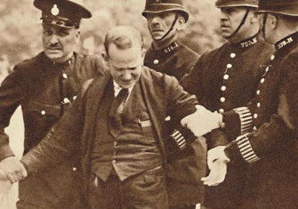 George McMahon under arrest after pulling a loaded revolver on Edward VIII, Constitution Hill, London, 16 July 1936. John Frost Newspapers/Alamy Stock Photo