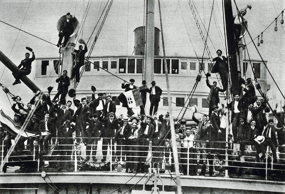 Italian-American emigrants returning to Italy, 1915. Fototeca Gilardi/akg-images.