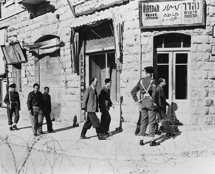 British soldiers conduct a search for suspected Jewish insurgents, 18 February 1946. Nationaal Archief. Public Domain.