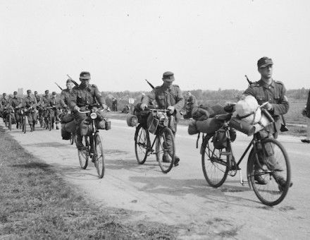 German soldiers returning to Germany after the capitulation, May 1945. Nationaal Archief. Public Domain.