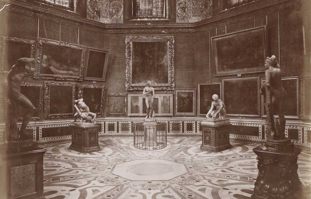 Interieur van de Tribuna van de Uffizi in Florence, anonymous, c. 1870 - c. 1890. Rijksmuseum. Interieur van de Tribuna van de Uffizi in Florence, anonymous, c. 1870 - c. 1890. Rijksmuseum.